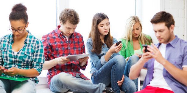Να πόσες ώρες μπορούν να περνάνε οι έφηβοι σε υπολογιστές και κινητά, χωρίς  να κάνουν κακό στον εαυτό τους | HuffPost Greece LIFE